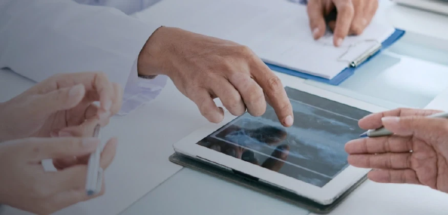 Personas en una reunión utilizando una tablet